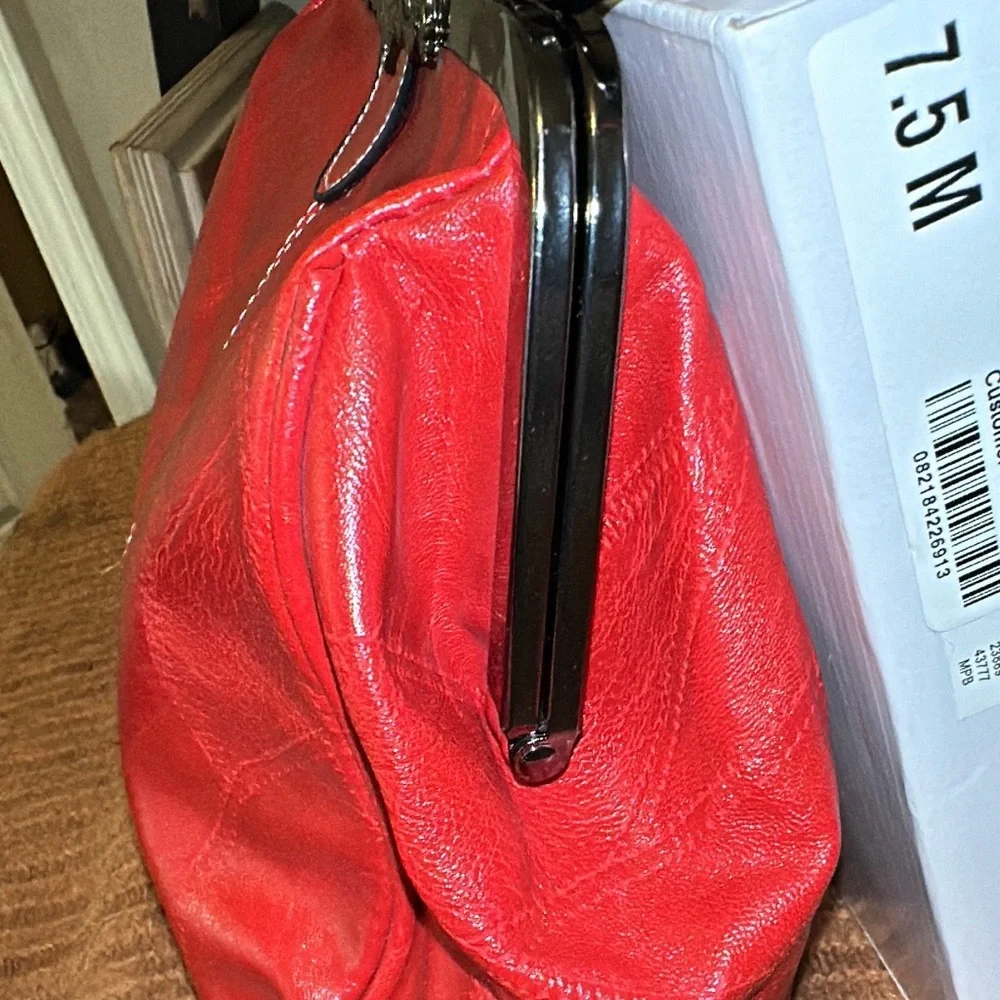 Retro style vegan leather purse with sexy kiss-lock closure. - Picture 5 of 12